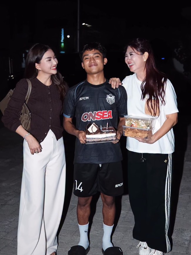 Intip Momen Sarwendah Beri Kejutan di Hari Ulang Tahun Betrand Peto