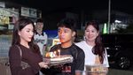 Intip Momen Sarwendah Beri Kejutan di Hari Ulang Tahun Betrand Peto