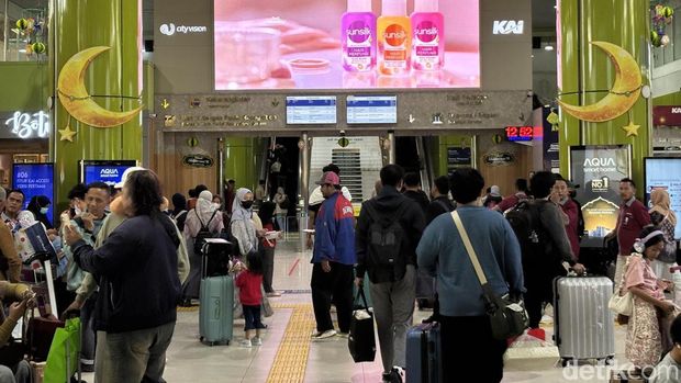 Sebanyak 240 porter disiagakan selama 24 jam penuh di Stasiun Gambir. Porter menceritakan sudah ada pengaturan tarif melalui e-porter. (Rachma Indira/detikcom)