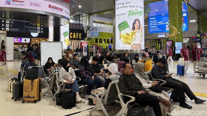 Sebanyak 240 porter disiagakan selama 24 jam penuh di Stasiun Gambir. Porter menceritakan sudah ada pengaturan tarif melalui e-porter. (Rachma Indira/detikcom)