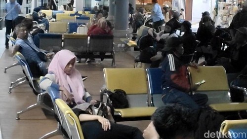 Sejumlah pemudik tertahan di Terminal Tipe A Mengwi, Kabupaten Badung, Bali, Senin (16/3/2026) malam. (Foto: Agus Eka/detikBali)