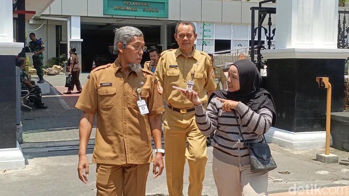 Sekda Jateng, Sumarno (kiri berkacamata), dimintai keterangan di Kantor Kejati Jateng, Kecamatan Semarang Selatan, Senin (16/3/2026).