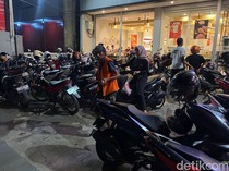 Berkah Bukber bagi Juru Parkir di Indramayu