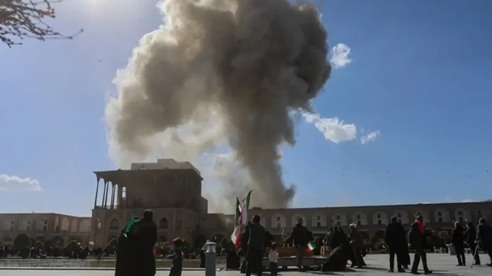 Serangan udara Israel menghancurkan sederet bangunan bersejarah di Isfahan, termasuk Istana Chehel Sotoun.