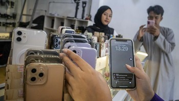 Banyak warga yang menilai iPhone lebih optimal untuk membuat konten media sosial seperti Instagram dan TikTok. Sistem kamera, stabilisasi video, serta pemrosesan gambar pada iOS membuat hasil foto dan video tetap tajam saat diunggah ke berbagai platform. ANTARA FOTO/Abdan Syakura  