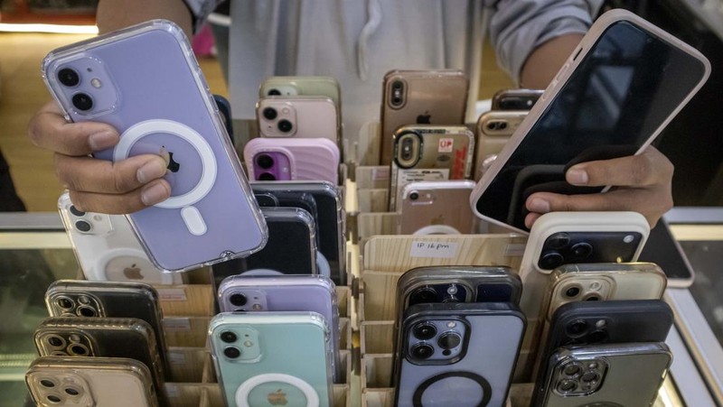 Pramuniaga menunjukkan ponsel iPhone untuk disewakan di gerai Adamasanyaforlife, Kota Cimahi, Jawa Barat, Jumat (13/3/2026). Menurut pelaku usaha, menjelang Lebaran permintaan sewa ponsel iPhone dengan tarif Rp25 ribu hingga Rp400 ribu per hari itu mengalami peningkatan 100 persen atau 50 sampai 60 unit per hari dibandingkan hari biasa yang hanya 25 unit per hari. ANTARA FOTO/Abdan Syakura/rwa.