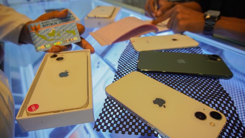 Pekerja melayani penyewaan iPhone di salah satu gerai rental iPhone, Kecamatan Kraksan, Kabupaten Probolinggo, Jawa Timur, Senin (16/3/2026). Menurut pelaku usaha, memasuki minggu keempat Ramadhan permintaan sewa iPhone dengan tarif Rp80 ribu hingga Rp190 ribu per hari tersebut mengalami peningkatan sebanyak 10 buah per hari dari hari biasa 5 hingga 6 per hari yang diperkirakan makin meningkat pada H-1 Lebaran. ANTARA FOTO/Irfan Sumanjaya/rwa.