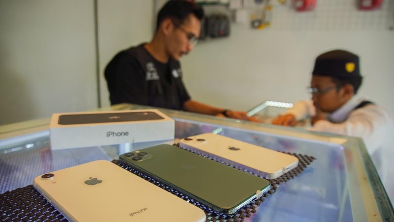 Pekerja melayani penyewaan iPhone di salah satu gerai rental iPhone, Kecamatan Kraksan, Kabupaten Probolinggo, Jawa Timur, Senin (16/3/2026). Menurut pelaku usaha, memasuki minggu keempat Ramadhan permintaan sewa iPhone dengan tarif Rp80 ribu hingga Rp190 ribu per hari tersebut mengalami peningkatan sebanyak 10 buah per hari dari hari biasa 5 hingga 6 per hari yang diperkirakan makin meningkat pada H-1 Lebaran. ANTARA FOTO/Irfan Sumanjaya/rwa.