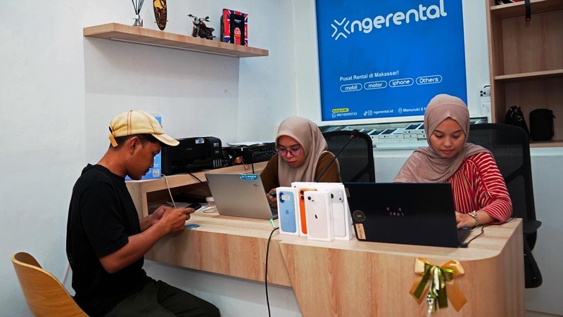 Pelaku usaha memerlihatkan unit iphone yang disewakan di gerai Ngerental ID, Makassar, Sulawesi Selatan, Kamis (12/3/2026). Menurut pelaku usaha, permintaan sewa iPhone menjelang Lebaran meningkat hingga tiga kali lipat dibandingkan hari biasa, dari rata-rata 10 unit per hari menjadi sekitar 35 unit per hari dengan tarif sewa mulai Rp100 ribu hingga Rp250 ribu per hari tergantung seri unit Iphone. ANTARA FOTO/Hasrul Said/YU