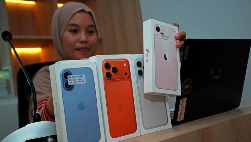 Pelaku usaha memerlihatkan unit iphone yang disewakan di gerai Ngerental ID, Makassar, Sulawesi Selatan, Kamis (12/3/2026). Menurut pelaku usaha, permintaan sewa iPhone menjelang Lebaran meningkat hingga tiga kali lipat dibandingkan hari biasa, dari rata-rata 10 unit per hari menjadi sekitar 35 unit per hari dengan tarif sewa mulai Rp100 ribu hingga Rp250 ribu per hari tergantung seri unit Iphone. ANTARA FOTO/Hasrul Said/YU