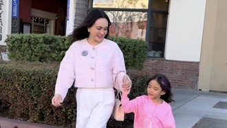 Gaya Shandy Aulia Jalan-jalan Bareng Anak, Pakai Jaket Seharga Mobil