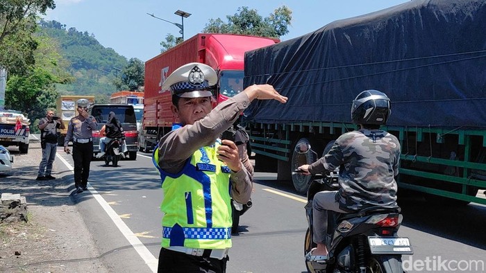 Situasi arus lalin di jalur Limbangan Garut.