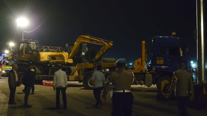 Sopir truk kesal karena sudah 3 hari mengantre untuk masuk ke kapal di Pelabuhan Bandar Bakau Jaya (BBJ), Kabupaten Serang, Banten.