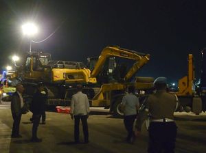 Video: 3 Hari Antre, Sopir Truk Parkir Melintang Halangi Jalan di Pelabuhan BBJ
