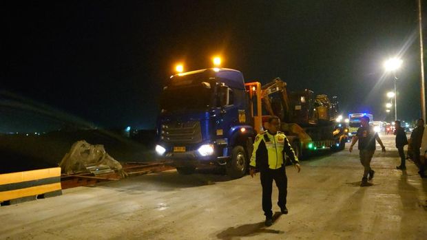 Sopir truk kesal karena sudah 3 hari mengantre untuk masuk ke kapal di Pelabuhan Bandar Bakau Jaya (BBJ), Kabupaten Serang, Banten.