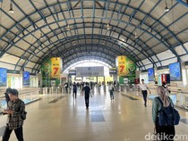 Hari Pertama WFA Jelang Libur Lebaran, Stasiun Palmerah Lengang Pagi Ini