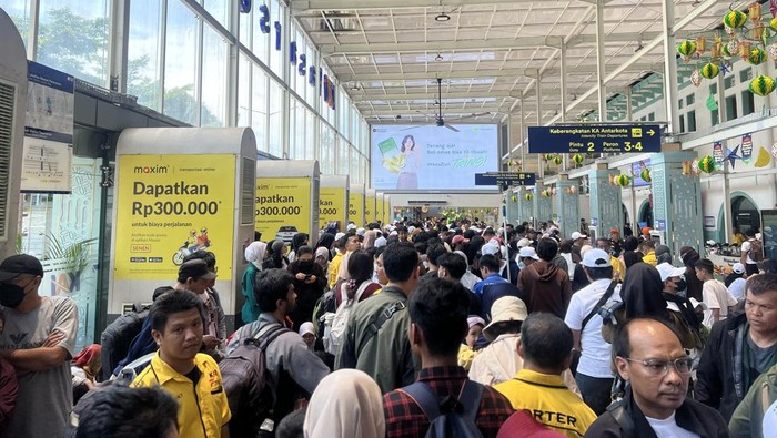 Stasiun Pasar Senen dipadati calon penumpang jelang Idul Fitri 2026.
