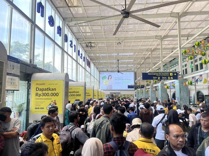 Stasiun Pasar Senen dipadati calon penumpang jelang Idul Fitri 2026.
