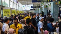 Sejumlah penumpang kereta api jarak jauh dari wilayah Daerah Operasi (Daop) 1 Jakarta di Stasiun Senen, Jakarta, Senin (16/3/2026). Volume keberangkatan penumpang tercatat mencapai 51.584 orang, sementara 23.939 penumpang tercatat tiba di sejumlah stasiun wilayah Daop 1. Foto: Pradita Utama/ detikFoto