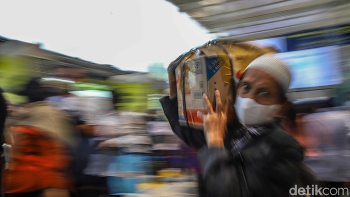 Sejumlah enumpang kereta api jarak jauh dari wilayah Daerah Operasi (Daop) 1 Jakarta di Stasiun Senen, Jakarta, Senin (16/3/2026).