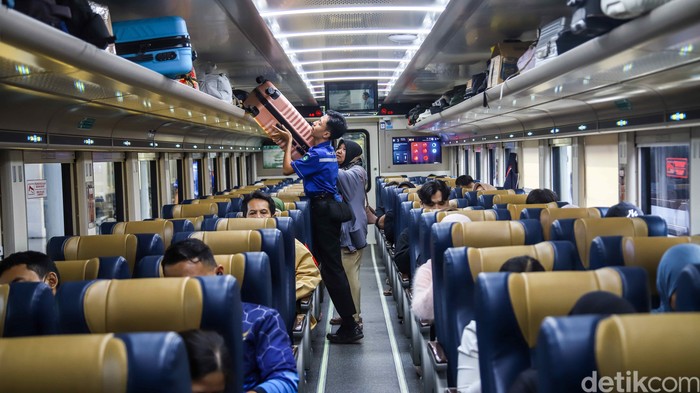 Sejumlah enumpang kereta api jarak jauh dari wilayah Daerah Operasi (Daop) 1 Jakarta di Stasiun Senen, Jakarta, Senin (16/3/2026).