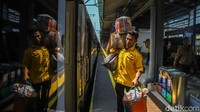 PT Kereta Api Indonesia (Persero) mencatat total kapasitas tempat duduk kereta jarak jauh pada periode angkutan Lebaran mencapai 1.076.196 kursi. Hingga saat ini, 719.988 tiket telah terjual atau dipesan, menyisakan sekitar 354.574 kursi dengan tingkat okupansi sementara sekitar 67%. Foto: Pradita Utama/ detikFoto