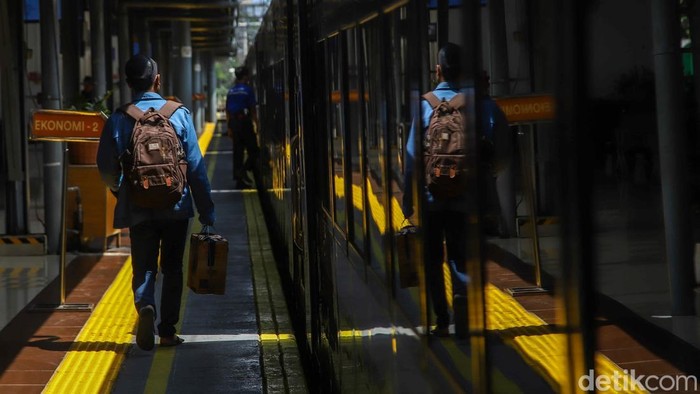 Sejumlah enumpang kereta api jarak jauh dari wilayah Daerah Operasi (Daop) 1 Jakarta di Stasiun Senen, Jakarta, Senin (16/3/2026).