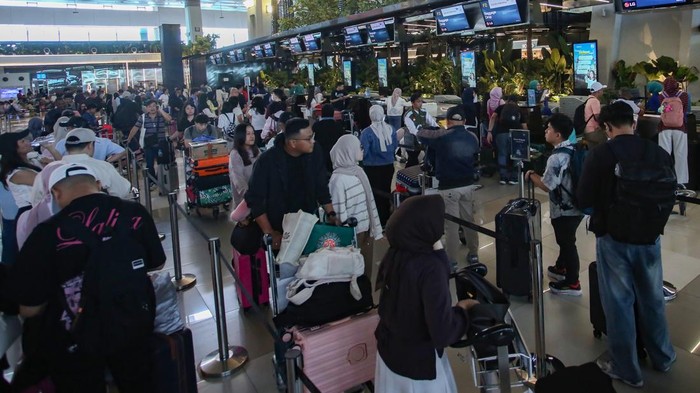 Calon penumpang antre untuk melakukan lapor diri di Terminal 3, Bandara Soekarno Hatta, Tangerang, Banten, Senin (16/3/2026). PT Angkasa Pura Indonesia (InJourney Airports) Kantor Cabang Bandara Internasional Soekarno Hatta memperkirakan puncak arus mudik terjadi pada Rabu (18/3/2026) atau H-3 dengan jumlah penumpang mencapai 187.202 orang dalam satu hari dan maskapai telah mengajukan sebanyak 735 penerbangan tambahan (extra flight) yang terdiri dari 365 penerbangan domestik dan 370 penerbangan internasional untuk mendukung permintaan perjalanan udara selama musim mudik. ANTARA FOTO/Muhammad Iqbal/rwa.