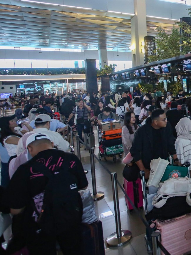 Suasana Bandara Soetta Ramai Jelang Puncak Mudik