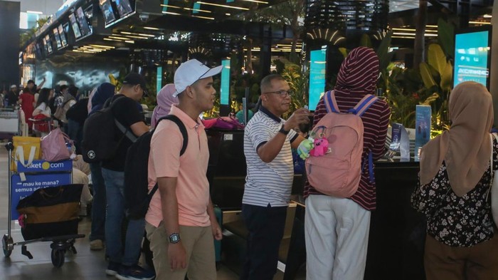 Calon penumpang antre untuk melakukan lapor diri di Terminal 3, Bandara Soekarno Hatta, Tangerang, Banten, Senin (16/3/2026). PT Angkasa Pura Indonesia (InJourney Airports) Kantor Cabang Bandara Internasional Soekarno Hatta memperkirakan puncak arus 