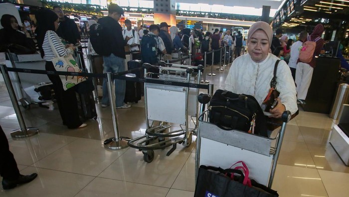 Calon penumpang antre untuk melakukan lapor diri di Terminal 3, Bandara Soekarno Hatta, Tangerang, Banten, Senin (16/3/2026). PT Angkasa Pura Indonesia (InJourney Airports) Kantor Cabang Bandara Internasional Soekarno Hatta memperkirakan puncak arus mudik terjadi pada Rabu (18/3/2026) atau H-3 dengan jumlah penumpang mencapai 187.202 orang dalam satu hari dan maskapai telah mengajukan sebanyak 735 penerbangan tambahan (extra flight) yang terdiri dari 365 penerbangan domestik dan 370 penerbangan internasional untuk mendukung permintaan perjalanan udara selama musim mudik. ANTARA FOTO/Muhammad Iqbal/rwa.