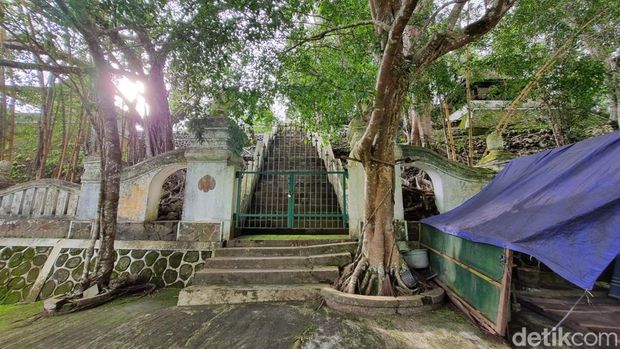 Suasana lokasi pertapaan Kembang Lampir di Girisekar, Panggang, Gunungkidul, Senin (16/3/2026). Tenda berwarna biru yang terpasang di depan sekitar gerbang utama masuk ke lokasi inti Kembang Lampir.