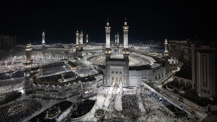 Masjidil Haram Dibersihkan 3.500 Petugas Setiap Hari, Begini Sistemnya