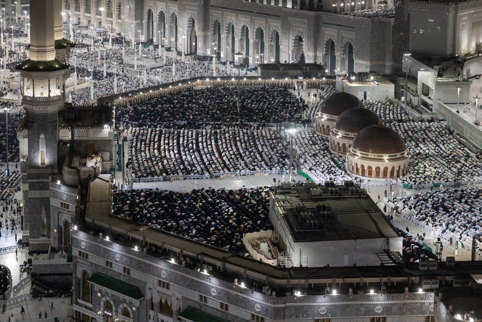 Suasana Masjidil Haram pada malam ke-27 Ramadan 1447 H, mencapai kapasitas maksimum.