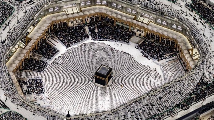 Suasana Masjidil Haram pada malam ke-27 Ramadan, Minggu (15/3/2026). Mencapai kapasitas maksimum.