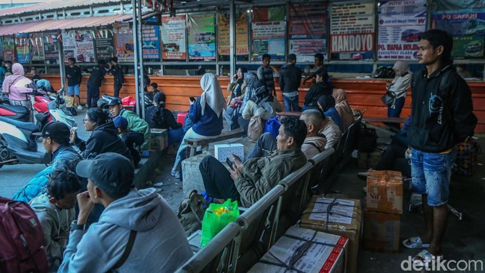 Suasana mudik di Terminal Lebak Bulus mulai dipadati calon pemudik yang hendak pulang ke kampung halaman menjelang Hari Raya Idul Fitri, Senin (16/3/2026). Sejumlah penumpang tampak menunggu kedatangan bus Antar Kota Antar Provinsi (AKAP) yang akan membawa mereka menuju berbagai kota tujuan di Pulau Jawa dan Sumatera.