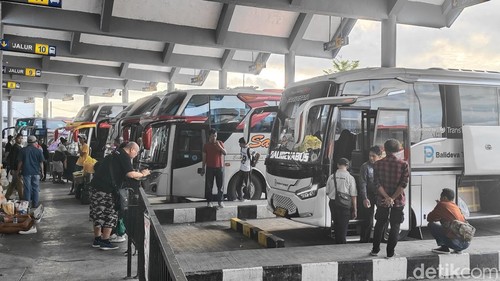 Suasana Terminal Mengwi, Badung, Bali, pada H-6 Lebaran atau Senin (16/3/2026). (Foto: Agus Eka/detikBali)