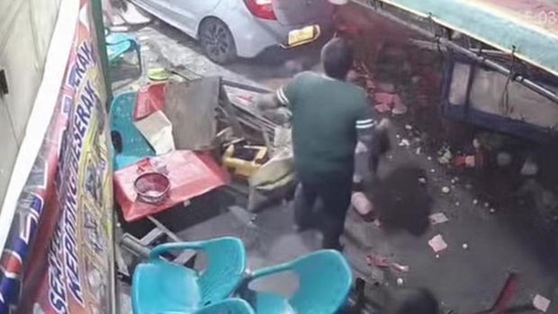 Tangkapan layar CCTV usai mobil Brio menabrak lapak jualan warga. (dok. media sosial) Tangkapan layar CCTV usai mobil Brio menabrak lapak jualan warga. (dok. media sosial)