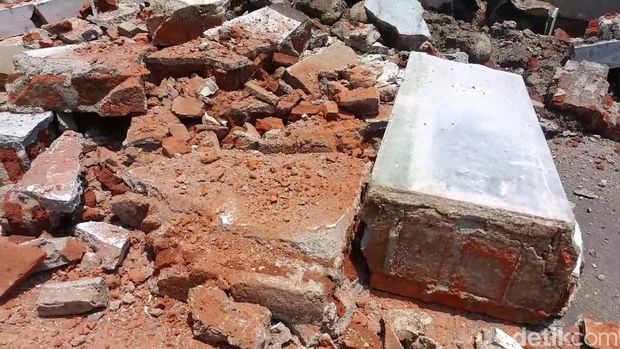 Tembok roboh Kondisi tembok sepanjang 20 meter di pemalang yang roboh timpa pemotor.