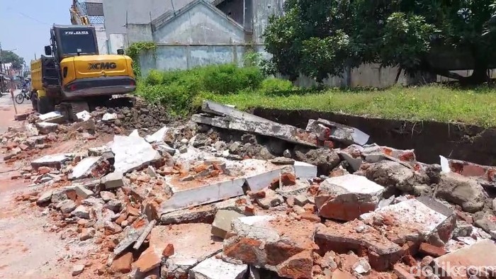 Bangunan dinding pagar sepanjang 20 meter di Pemalang mendadak roboh dan menimpa sejumlah pemotor yang melintas. 