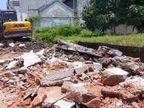 Pagar Tembok 20 Meter di Pemalang Roboh Timpa Ibu-Anak