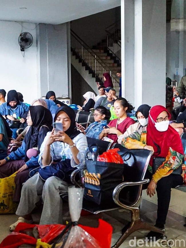 Terminal Jatijajar Mulai Dipadati Pemudik Jelang Mudik Lebaran