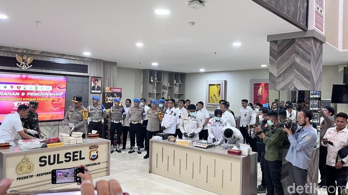 Tim Laboratorium Forensik (Labfor) Polda Sulawesi Selatan (Sulsel) melakukan uji forensik terhadap 25 kilogram (kg) kokain yang ditemukan terdampar di bibir pantai Kepulauan Selayar.