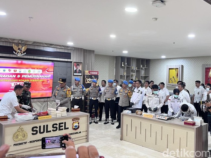 Tim Laboratorium Forensik (Labfor) Polda Sulawesi Selatan (Sulsel) melakukan uji forensik terhadap 25 kilogram (kg) kokain yang ditemukan terdampar di bibir pantai Kepulauan Selayar.
