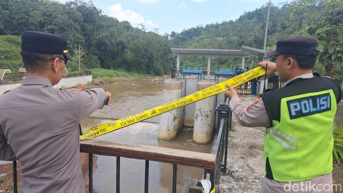 Polisi menunjukkan lokasi penemuan mayat di bendungan. Batang, Senin (16/3/2026).