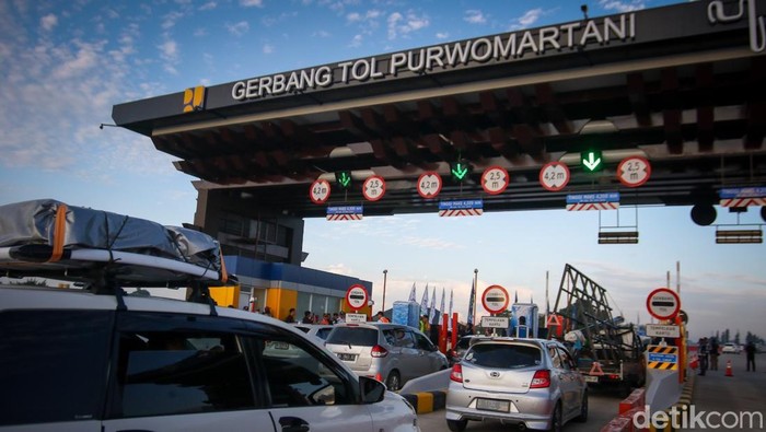 Polisi lakukan sejumlah rekayasa lalin di jalan sekitar jalan masuk Gerbang Tol Purwomartani Sleman untuk mengantisipasi kepadatan pemudik.