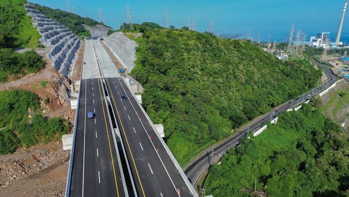 Kendaraan melintasi ruas Tol Probolinggo–Situbondo–Banyuwangi (Prosiwangi) di Kabupaten Probolinggo, Jawa Timur, Senin (16/3/2026). Ruas tol tersebut dibuka secara fungsional pada 14–29 Maret 2026 pukul 06.00–16.00 WIB untuk mendukung kelancaran mobilitas arus mudik Lebaran. ANTARA FOTO/Irfan Sumanjaya/rwa.