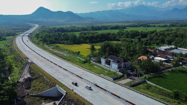 Tol Prosiwangi Jawa Timur Dibuka Sementara untuk Arus Mudik Kendaraan melintasi ruas Tol ProbolinggoβSitubondoβBanyuwangi (Prosiwangi) di Kabupaten Probolinggo, Jawa Timur, Senin (16/3/2026). Ruas tol tersebut dibuka secara fungsional pada 14β29 Maret 2026 pukul 06.00β16.00 WIB untuk mendukung kelancaran mobilitas arus mudik Lebaran. ANTARA FOTO/Irfan Sumanjaya/rwa.