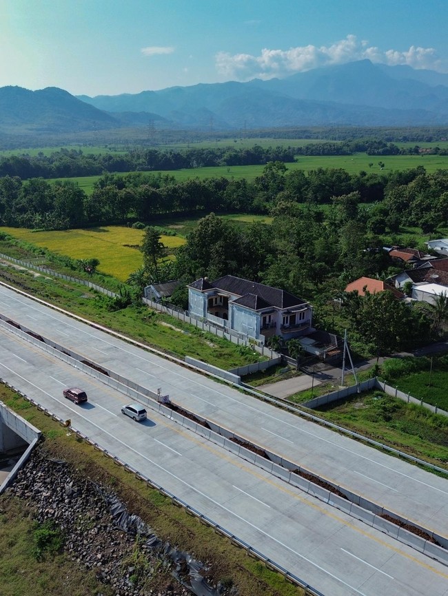 Tol Prosiwangi Jawa Timur Dibuka Sementara untuk Arus Mudik