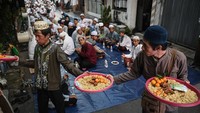 Tradisi yang berlangsung sejak tahun 1800-an tersebut diisi dengan buka puasa bersama, shalat tarawih, dan khataman Al-Quran pada 27 Ramadhan. Foto: ANTARA FOTO/SULTHONY HASANUDDIN
